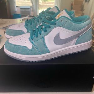 Air Jordan 1 low SE- men’s size 8